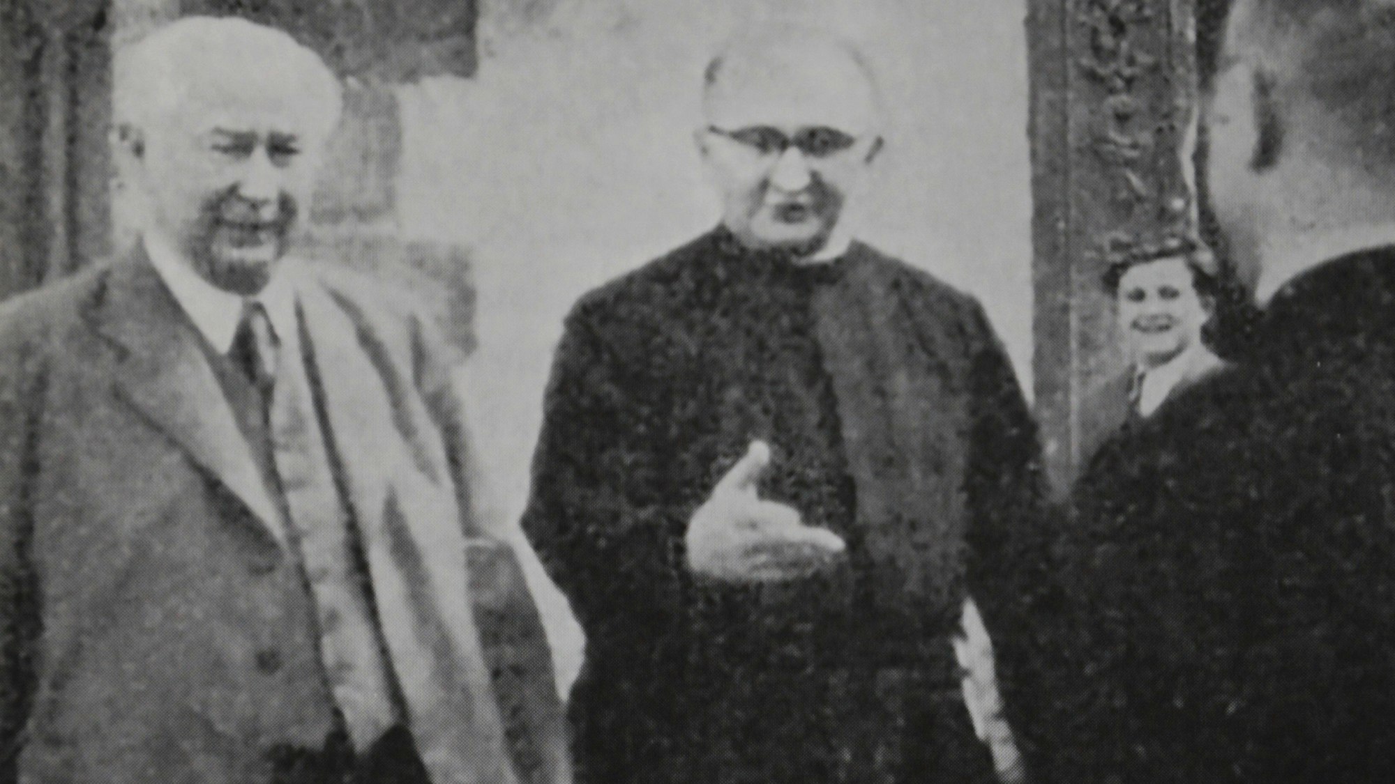 Das Bild ist eine alte Schwarz-Weiß-Aufnahme, die Bundespräsident Theodor Heuss in Steinfeld zeigt.