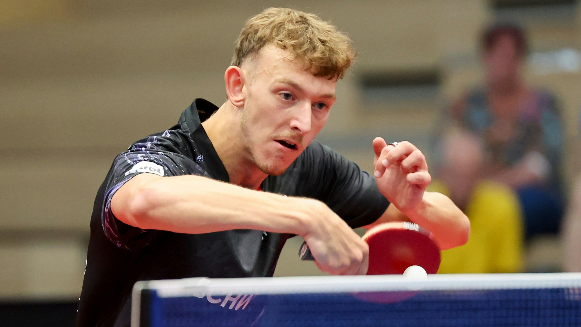 Konzentriert spielt Adrien Rassenfosse den Ball über das Netz.