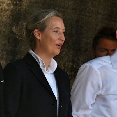 Alice Weidel (l), AfD-Bundessprecherin, und Björn Höcke, AfD-Spitzenkandidat in Thüringen, nehmen an einer Demonstration der AfD als Wahlkampfabschluss auf dem Domplatz in Erfurt teil.