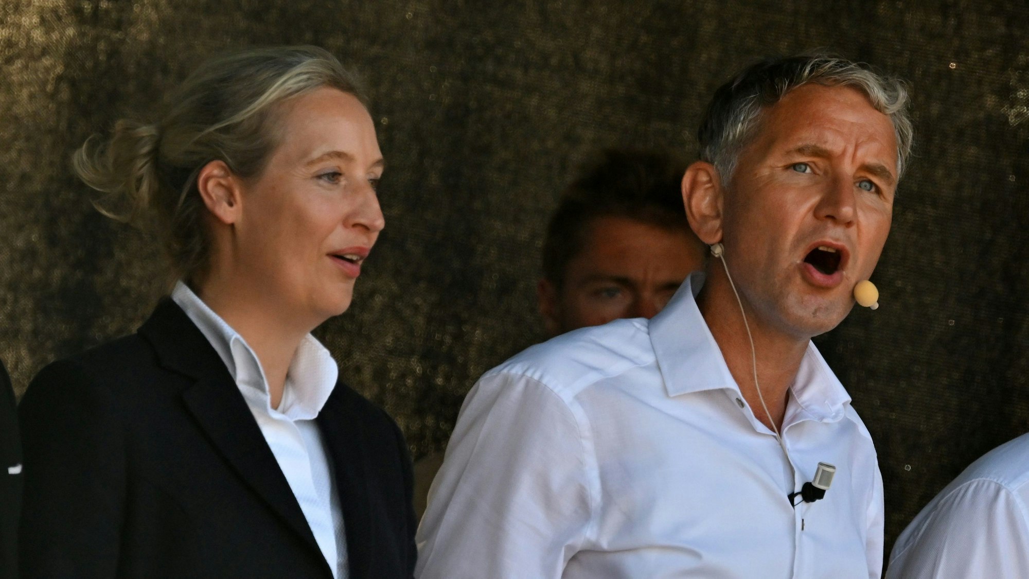 31.08.2024, Thüringen, Erfurt: Alice Weidel (l), AfD-Bundessprecherin, und Björn Höcke, AfD-Spitzenkandidat in Thüringen, nehmen an einer Demonstration der AfD als Wahlkampfabschluss auf dem Domplatz teil. Am 1. September wird in Thüringen ein neuer Landtag gewählt. Foto: Martin Schutt/dpa +++ dpa-Bildfunk +++