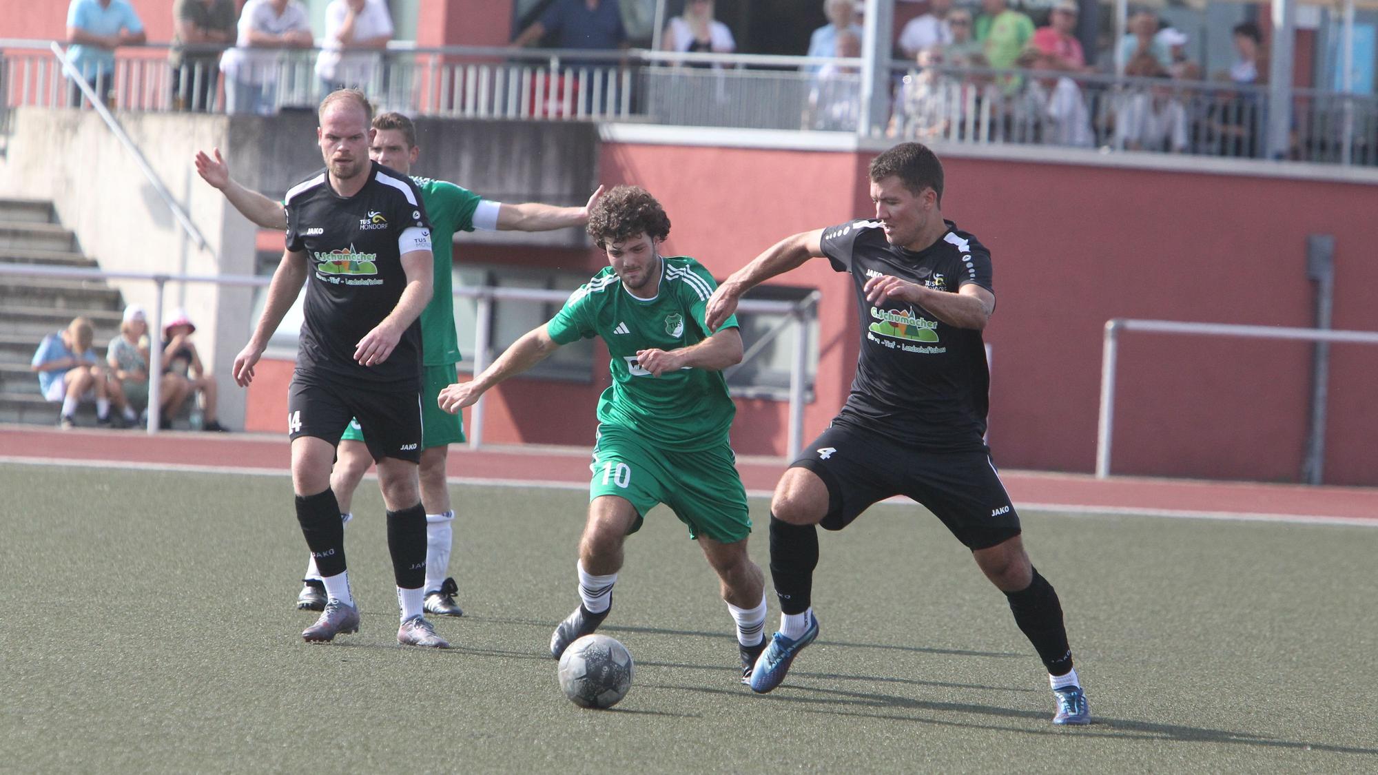 Zweikampf aus dem Lokalderby zwischen dem Buisdorfer Julius Hübgen (links) und dem Mondorfer Aaron Wieland.