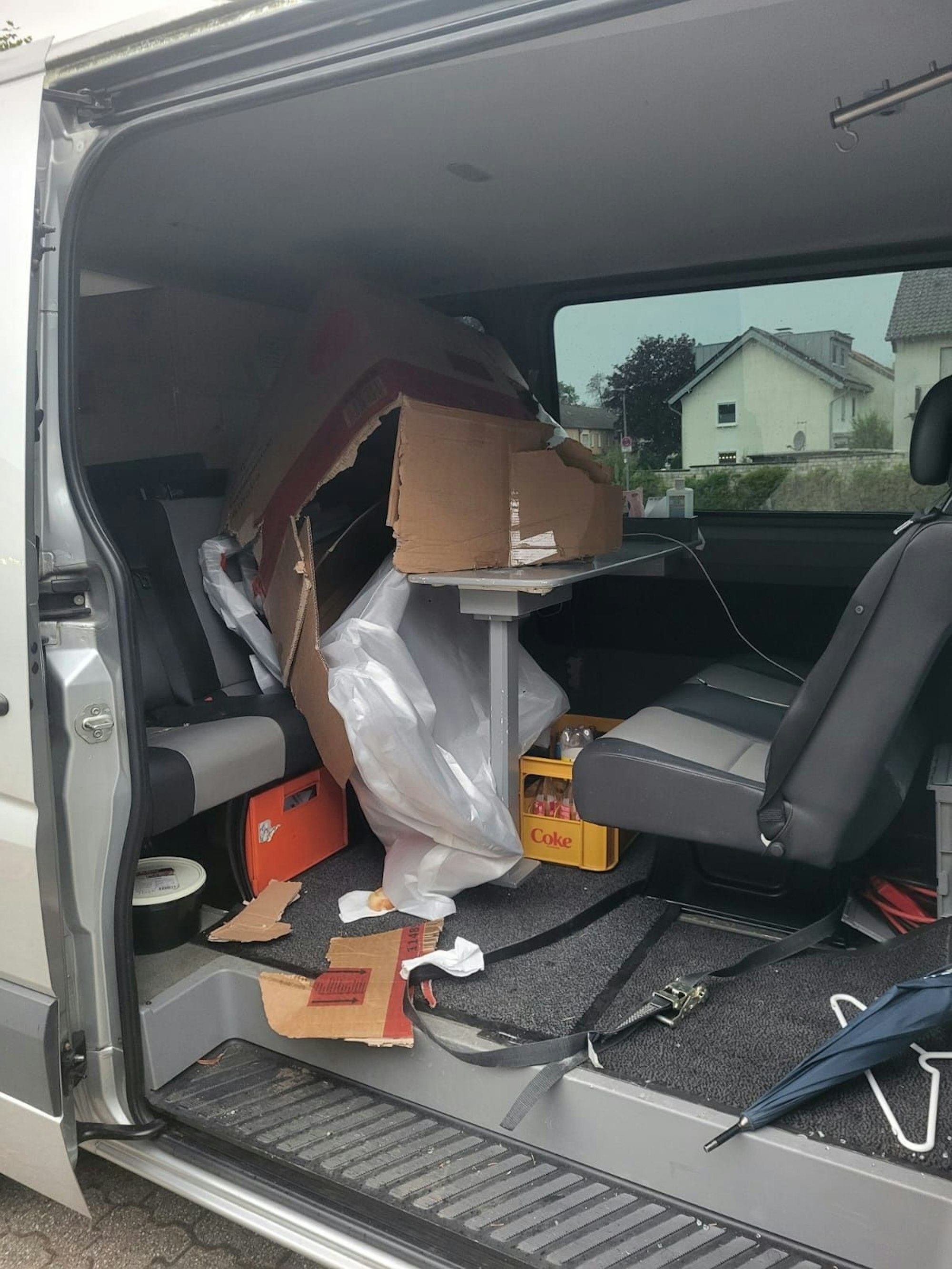 Blick in einen völlig durchwühlten Tourbus der Gruppe „Die Flöckchen“.