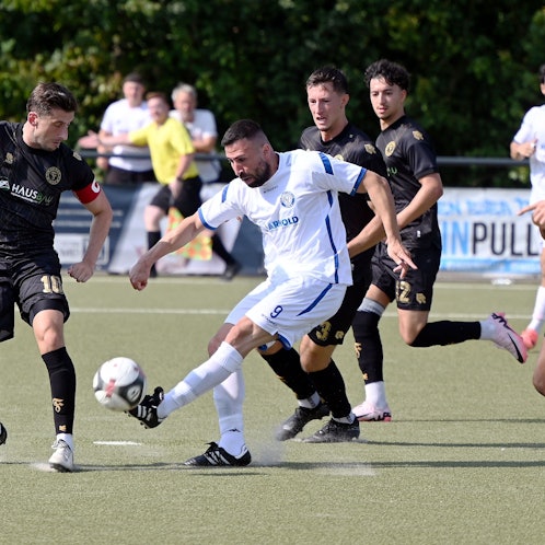 01.09.2024, Fussball-FC Pesch - S.C. Fortuna Köln II
links: Gjorgji Antoski (Köln)
rechts: Iskender Papazoglu (Pesch)
Foto: Uli Herhaus