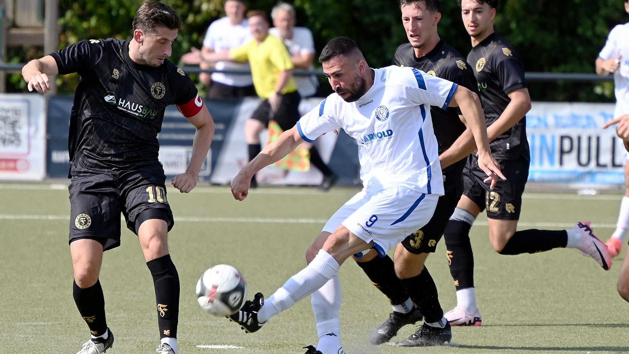 01.09.2024, Fussball-FC Pesch - S.C. Fortuna Köln II
links: Gjorgji Antoski (Köln)
rechts: Iskender Papazoglu (Pesch)
Foto: Uli Herhaus