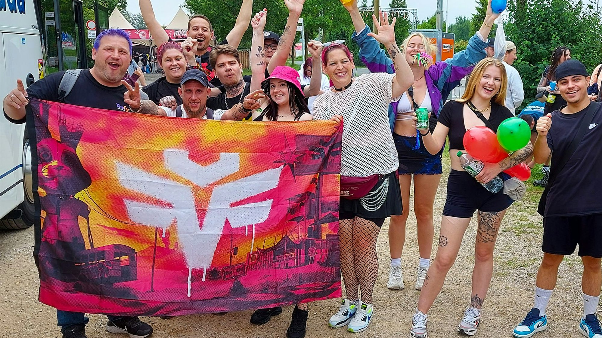 Das Bild zeigt eine Gruppe Hardstyler.