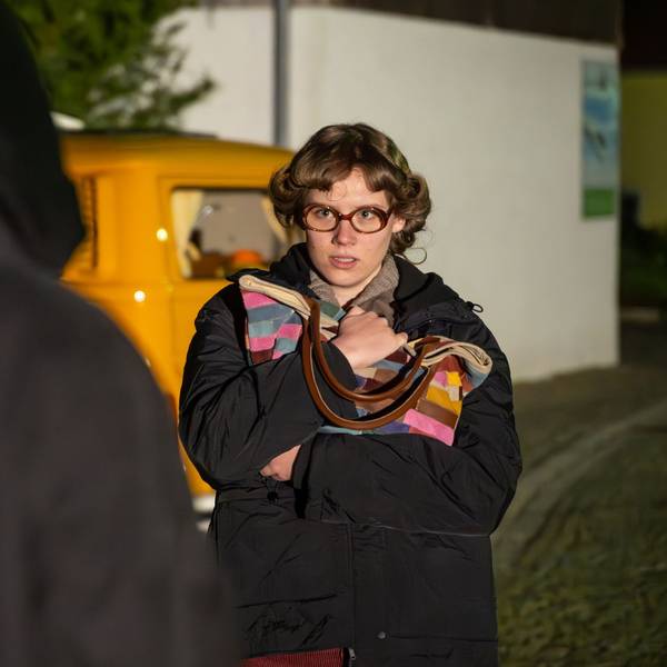 Eine 17-Jährige wartet abends an einer Kreuzung auf ihren Bruder, der sie abholen will.