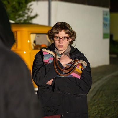 Eine 17-Jährige wartet abends an einer Kreuzung auf ihren Bruder, der sie abholen will.