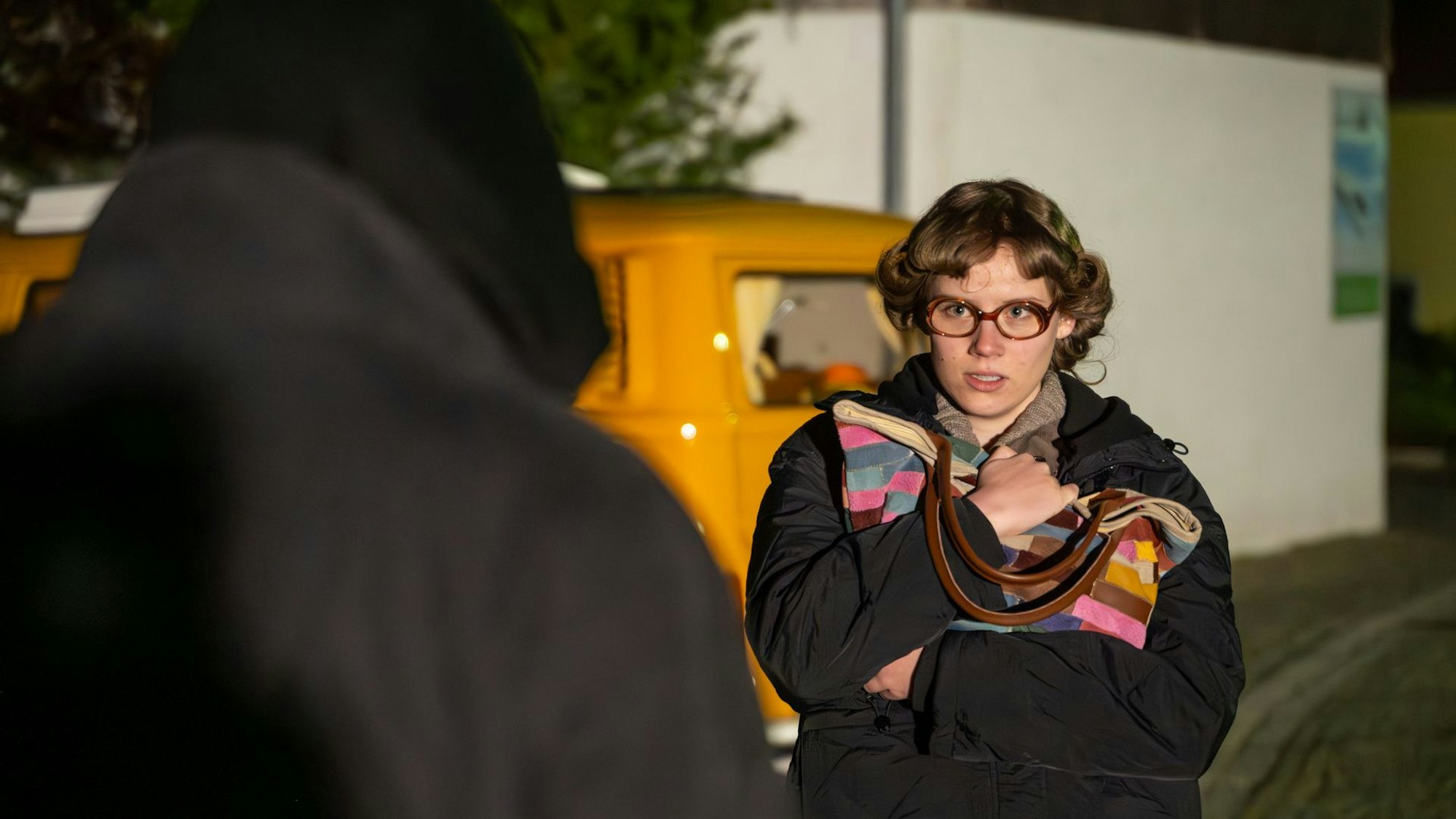 Eine 17-Jährige wartet abends an einer Kreuzung auf ihren Bruder, der sie abholen will.