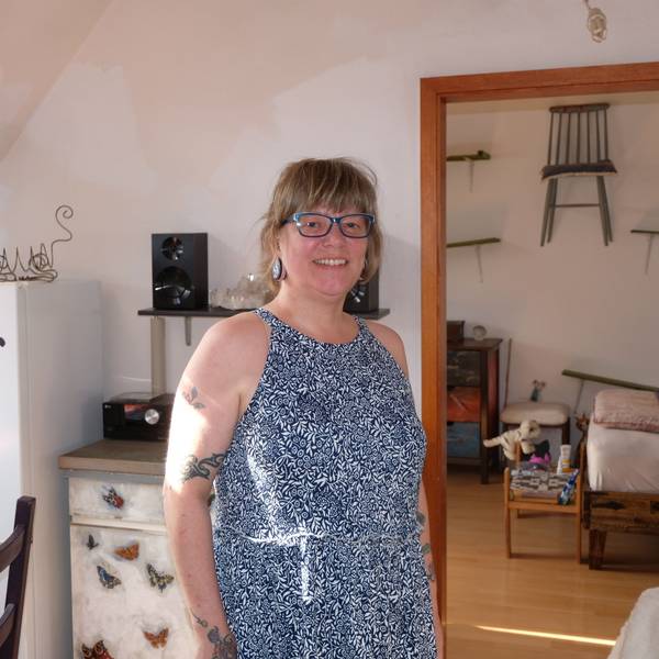 Bettina Isken in ihrer Wohnung in Ehrenfeld
