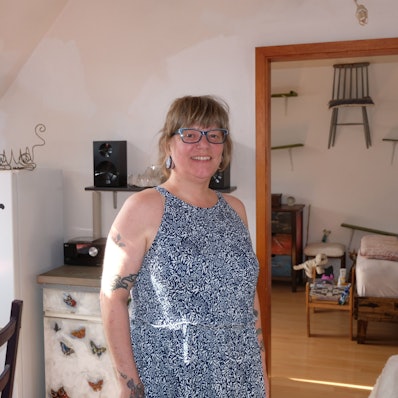 Bettina Isken in ihrer Wohnung in Ehrenfeld