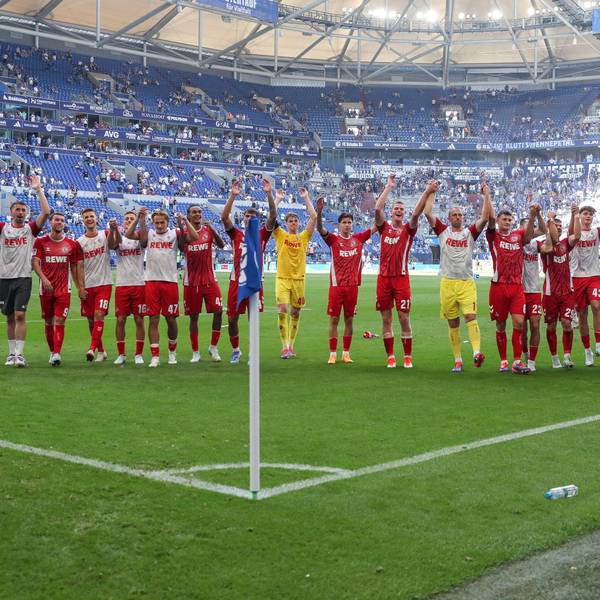 Die Kölner Spieler jubeln vor ihren 6000 mitgereisten Fans über den 3:1-Sieg auf Schalke.