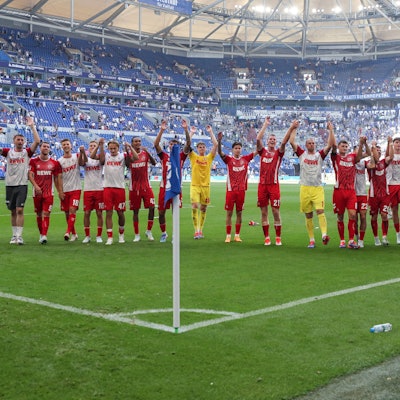 Die Kölner Spieler jubeln vor ihren 6000 mitgereisten Fans über den 3:1-Sieg auf Schalke.