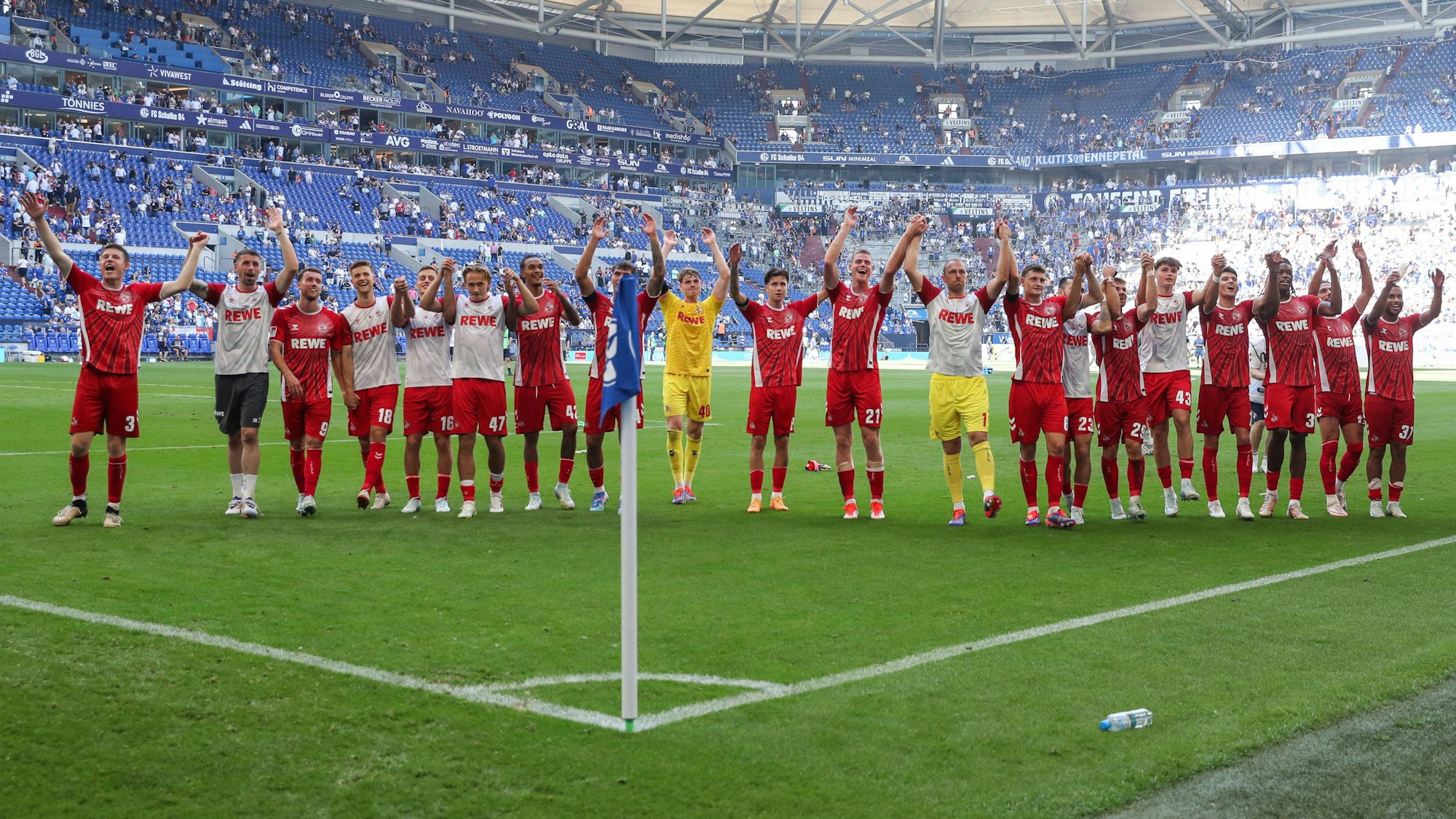 Die Kölner Spieler jubeln vor ihren 6000 mitgereisten Fans über den 3:1-Sieg auf Schalke.