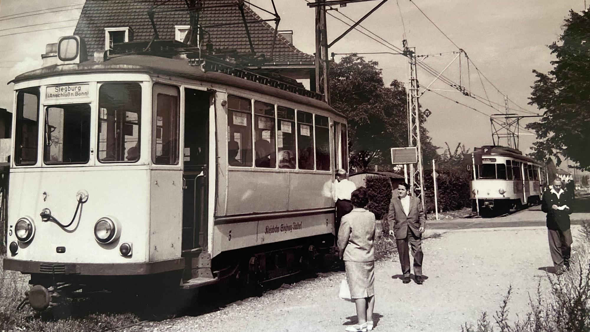 In Zündorf an der Wahner Straße trafen sich bis zum 4. September 1964 die Kleinbahn aus Siegburg und die Vorortbahn aus Köln