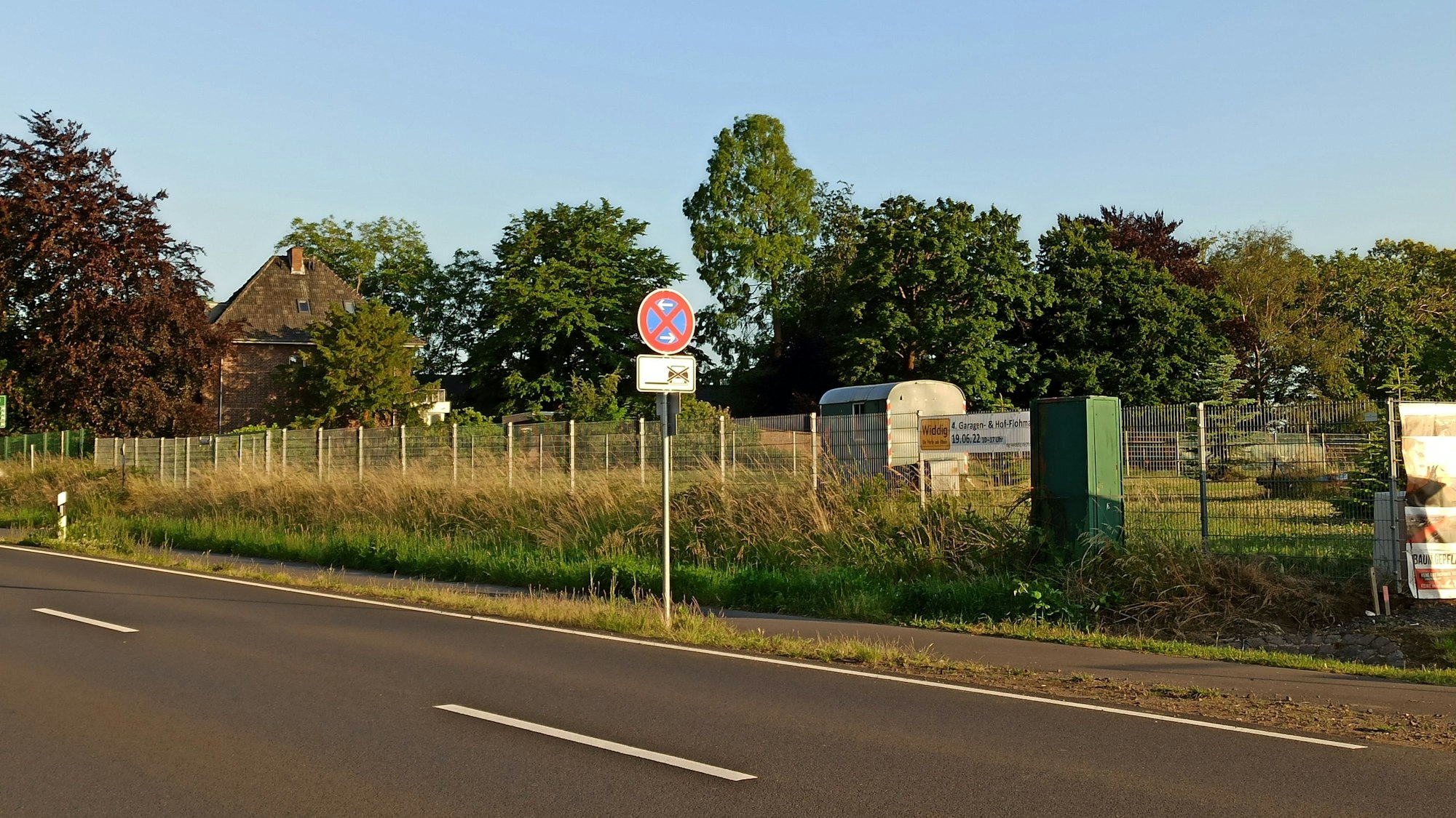Blick auf die Kölner Landstraße in Widdig, wo ein Netto-Markt gebaut werden sollte.