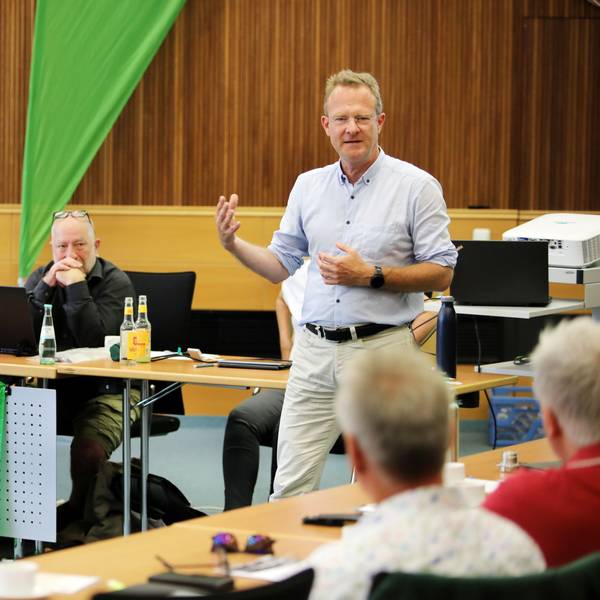 Der Grünen-Bundestagsabgeordnete Maik Außendorf spricht beim Kreisparteitag der Grünen Rhein-Berg.