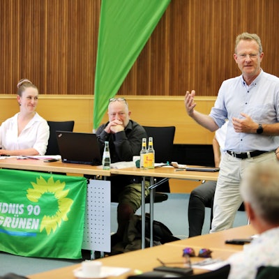 Der Grünen-Bundestagsabgeordnete Maik Außendorf spricht beim Kreisparteitag der Grünen Rhein-Berg.