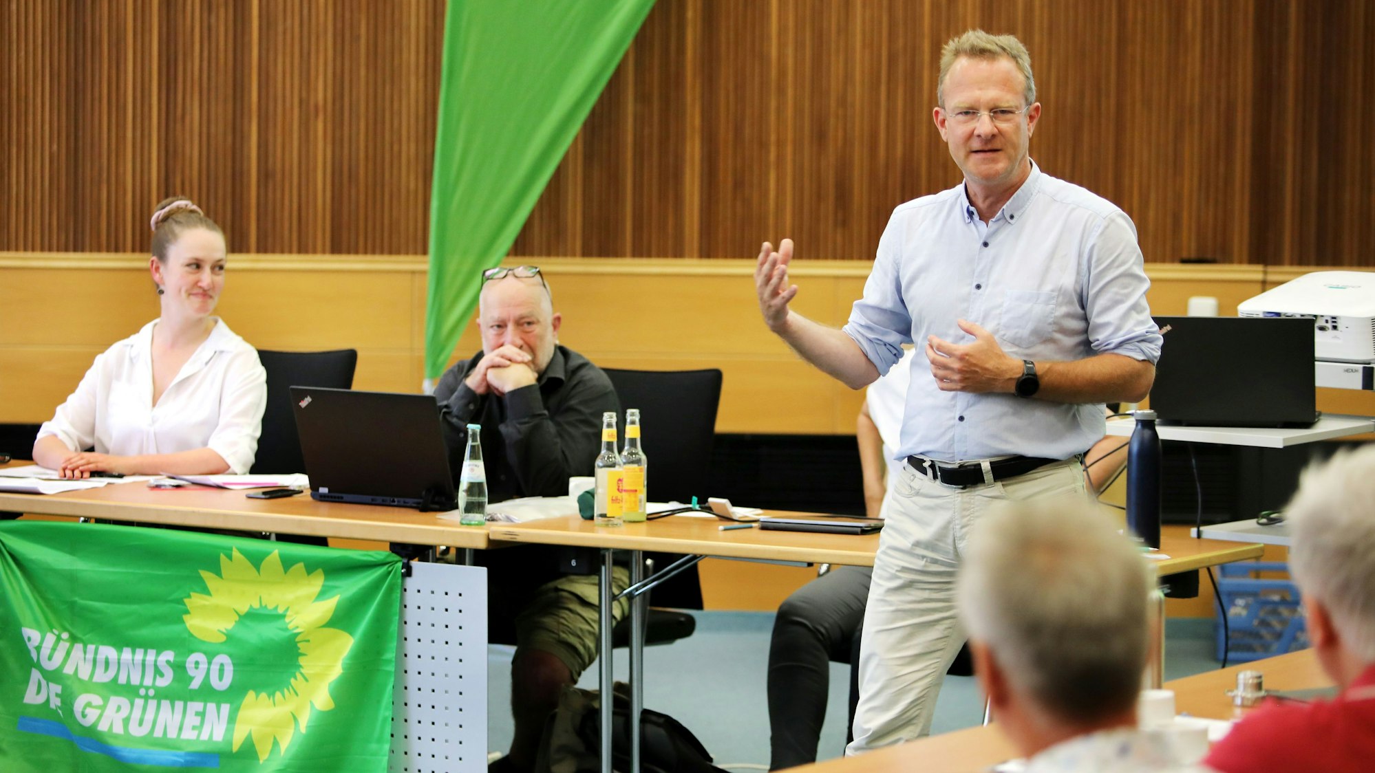 Der Grünen-Bundestagsabgeordnete Maik Außendorf spricht beim Kreisparteitag der Grünen Rhein-Berg.