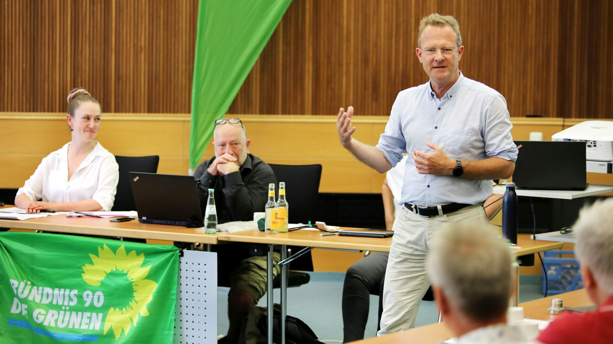 Der Grünen-Bundestagsabgeordnete Maik Außendorf spricht beim Kreisparteitag der Grünen Rhein-Berg.