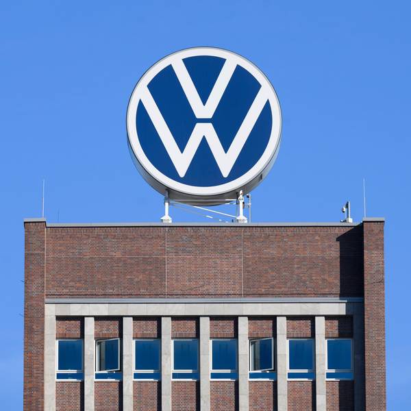 ARCHIV - 07.09.2023, Niedersachsen, Wolfsburg: Das VW-Logo steht auf dem Markenhochhaus im Volkswagen Stammwerk. (zu dpa: «VW-Sparkurs: Werksschließungen und Entlassungen möglich») Foto: Julian Stratenschulte/dpa +++ dpa-Bildfunk +++