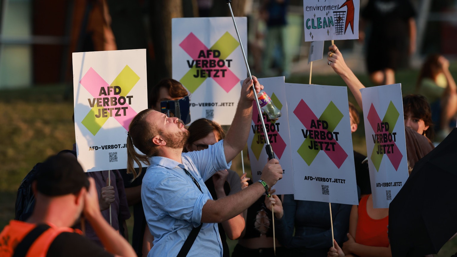 Erfurt: Menschen demonstrieren mit Schildern vor dem Thüringer Landtag nach den Ergebnissen der Landtagswahl.
