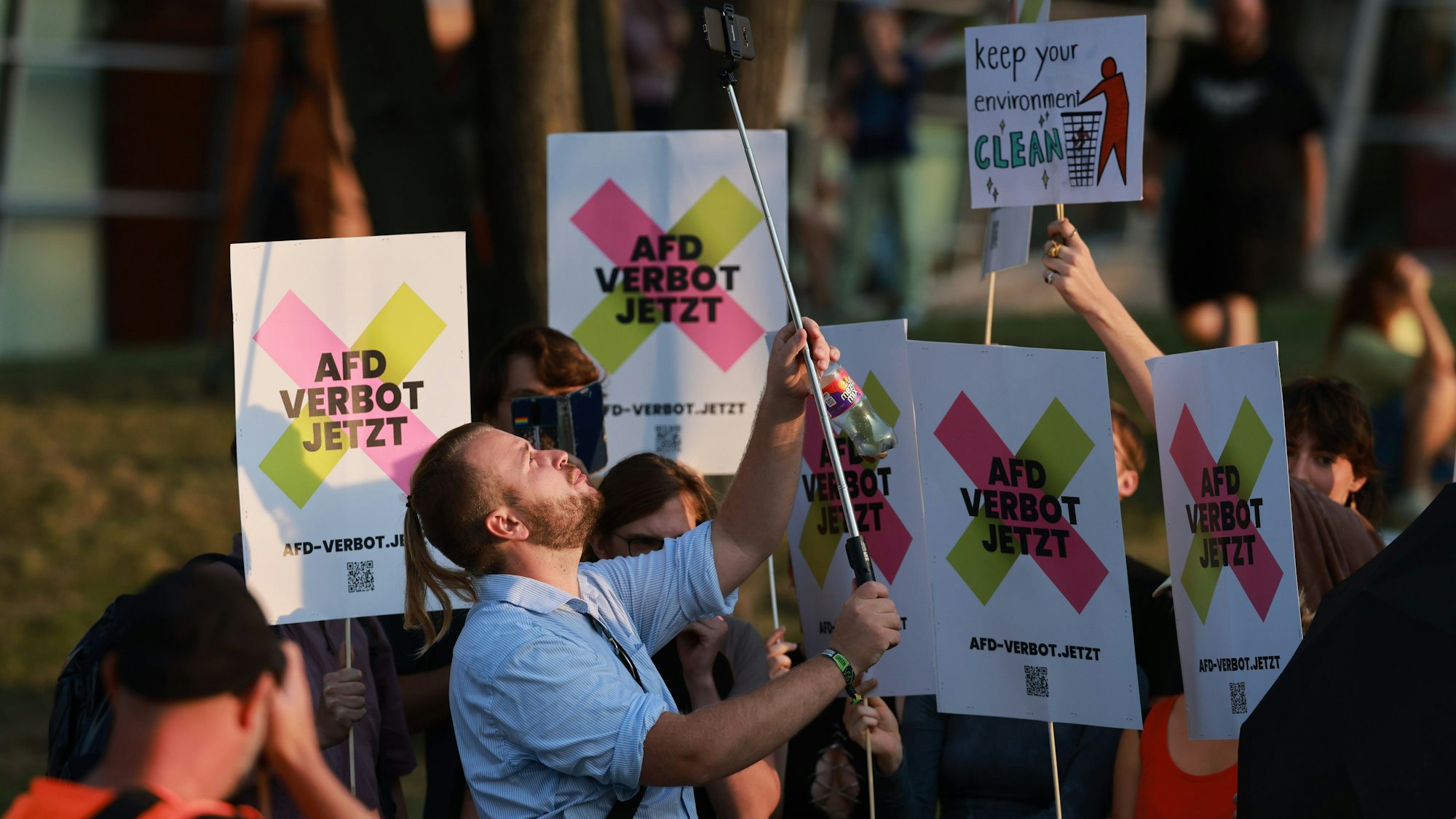 Erfurt: Menschen demonstrieren mit Schildern vor dem Thüringer Landtag nach den Ergebnissen der Landtagswahl.