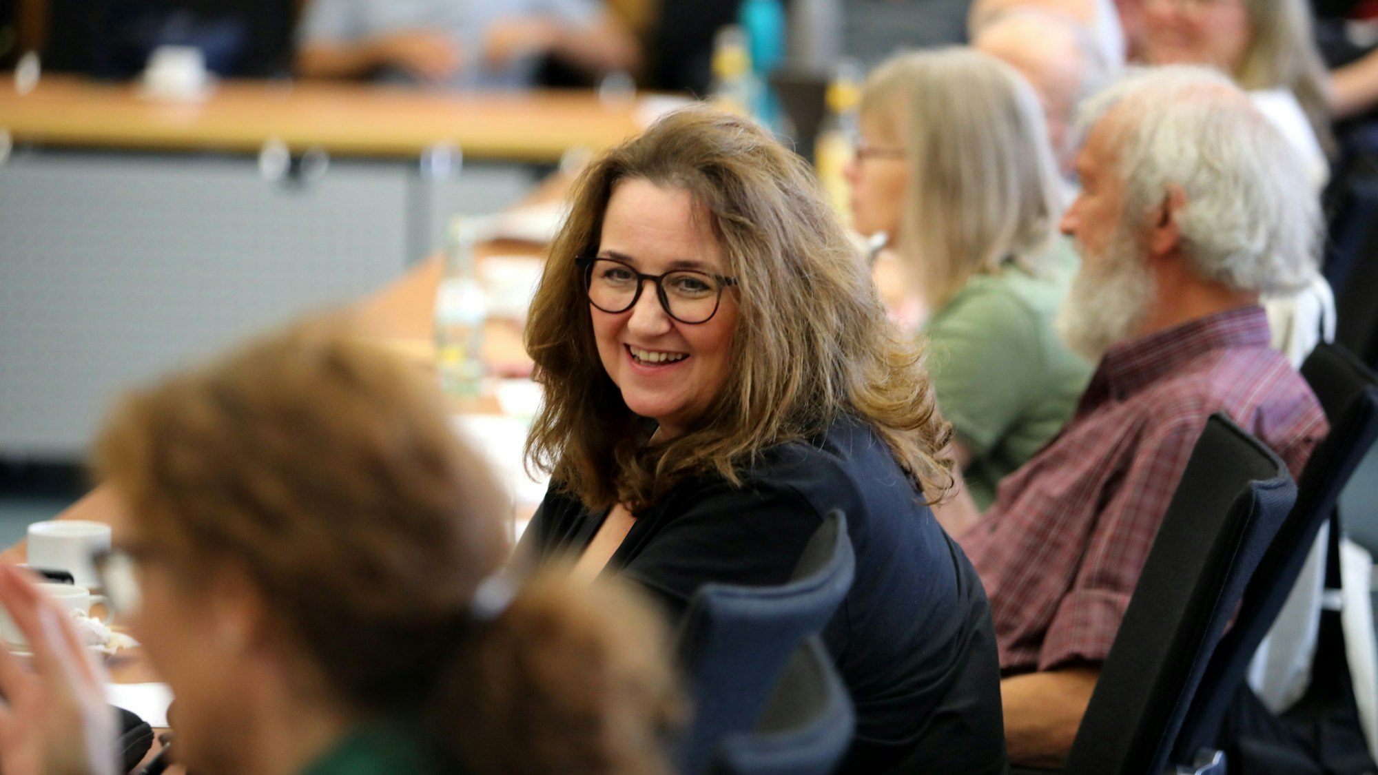 Rösraths Bürgermeisterin Bondina Schulze lacht beim Kreisparteitag der Grünen Rhein-Berg.