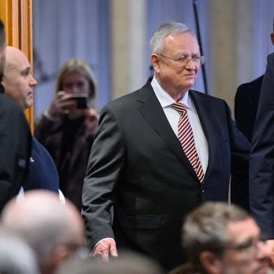 ARCHIV - 14.02.2024, Niedersachsen, Braunschweig: Martin Winterkorn, ehemaliger Vorstandsvorsitzender der Volkswagen AG, kommt in einen Saal in der Stadthalle Braunschweig. Im milliardenschweren Musterprozess von Investoren zur Volkswagen-Dieselaffäre tritt Winterkorn als Zeuge auf. (zu dpa: «Neun Jahre nach «Dieselgate» kommt Ex-VW-Vorstand Winterkorn vor Gericht») Foto: Julian Stratenschulte/dpa +++ dpa-Bildfunk +++