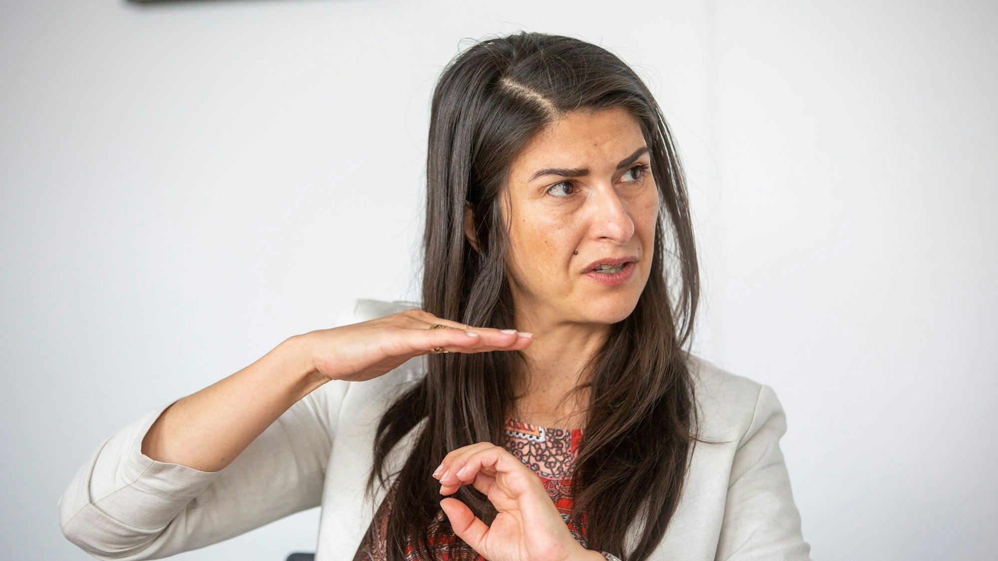 Serap Güler (CDU) ist Staatsministerin im Auswärtigen Amt. Die Kölner Bundestagsabgeordnete ist auch CDU-Chefin in ihrer Heimatstadt.