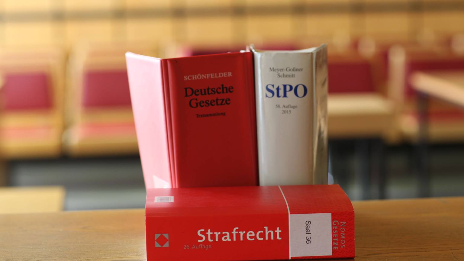 Gesetzesbücher auf einem Tisch