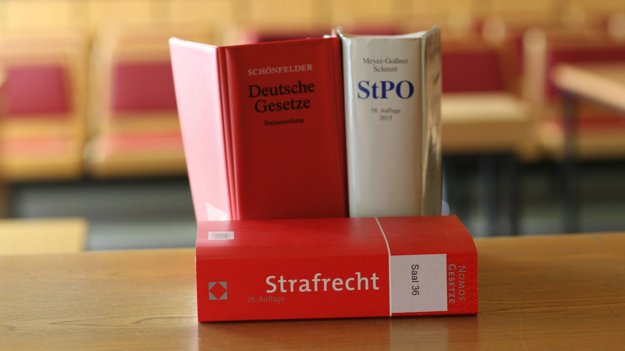 Gesetzesbücher auf einem Tisch
