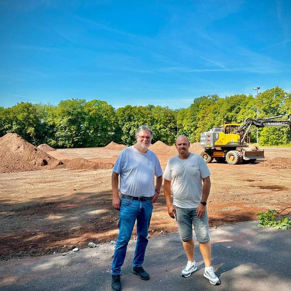 Präsident Hans-Georg Offermann (l.) und Abteilungsleiter Mario Petrovic stehen am Dienstag (27. August 2024) vor dem Sportplatz des RSV Rath-Heumar, der derzeit zum Kunstrasenplatz umgebaut wird.