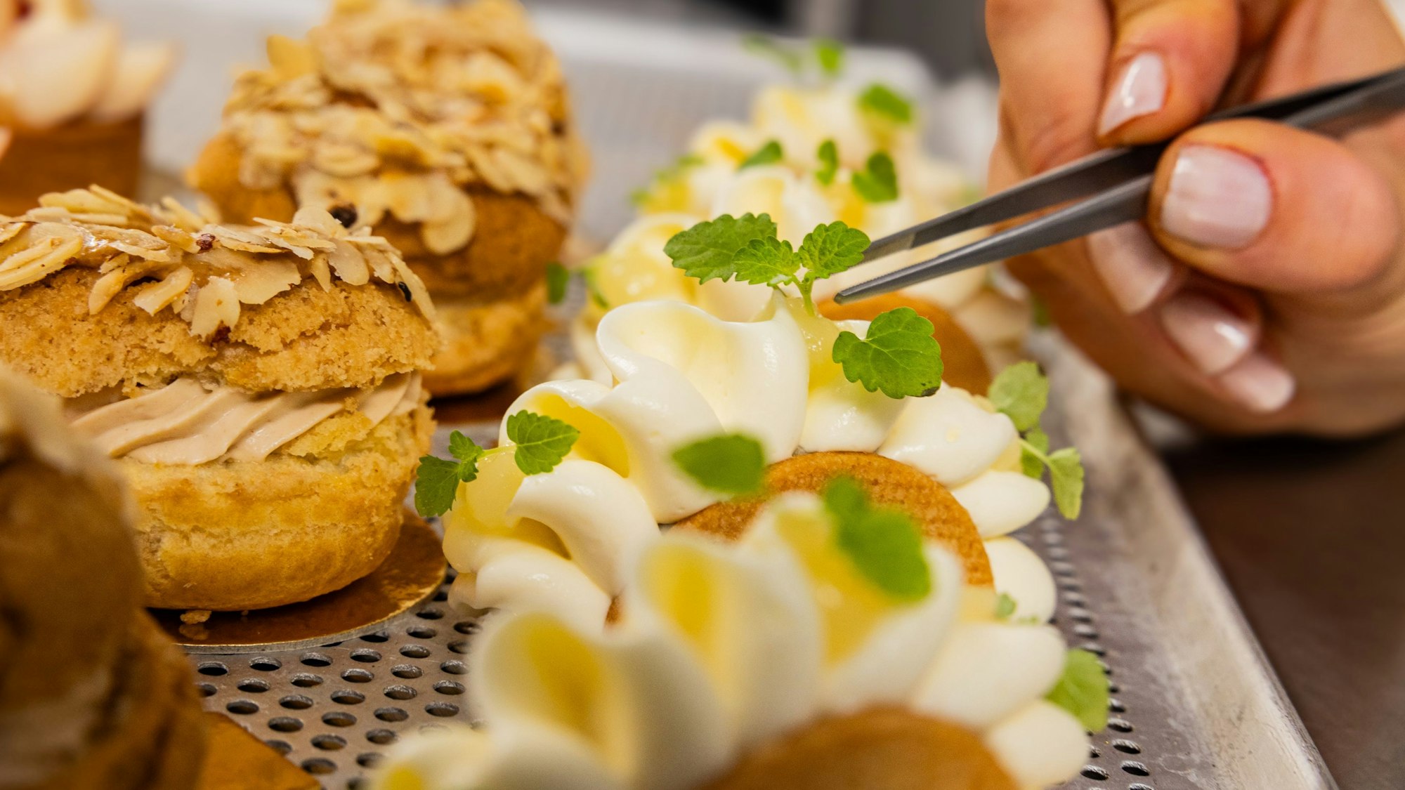 Höchste Präzision erfordert das Patisserie-Handwerk im Hotel Excelsior Ernst.
