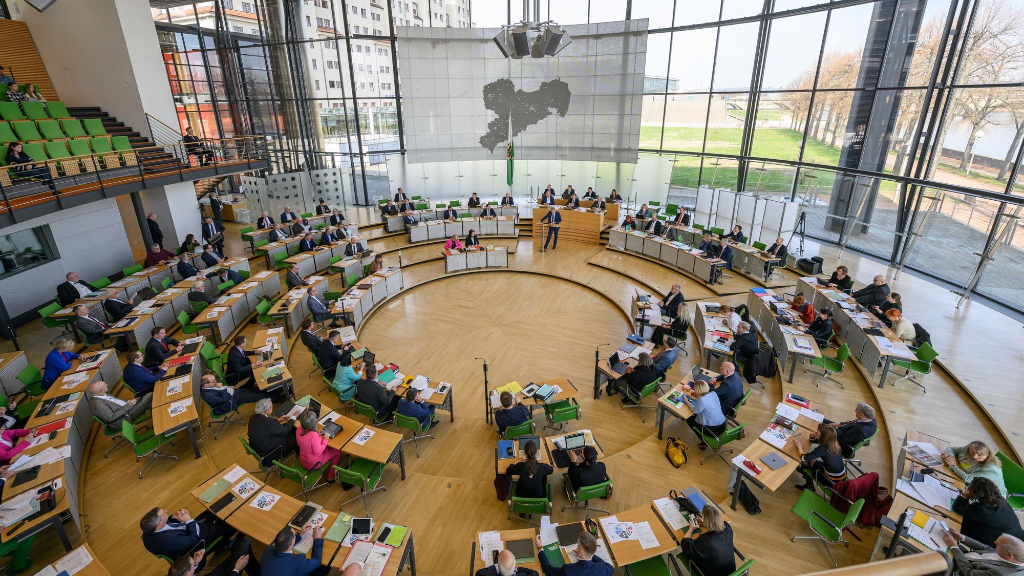 ARCHIV - 20.03.2024, Sachsen, Dresden: Blick in den Plenarsaal während einer Sitzung des sächsischen Landtages. (zu dpa: «Sperrminorität: Was die AfD verhindern könnte») Foto: Robert Michael/dpa +++ dpa-Bildfunk +++