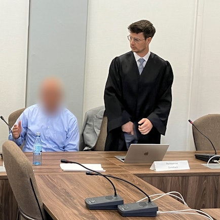 Köln: Der angeklagte Bauingenieur (M) sitzt beim ursprünglichen Prozessbeginn im Kölner Landgericht zwischen seinen Verteidigern Kerstin Stirner und Markus Dinkelbach.