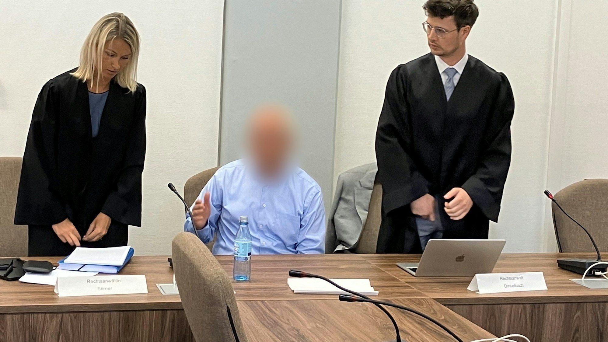 Köln: Der angeklagte Bauingenieur (M) sitzt beim ursprünglichen Prozessbeginn im Kölner Landgericht zwischen seinen Verteidigern Kerstin Stirner und Markus Dinkelbach.