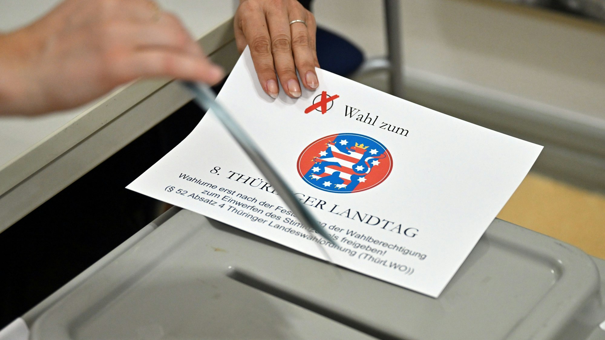 Eine Wählerin steckt den Stimmzettel in die Wahlurne in einem Erfurter Wahllokal. In Thüringen und Sachsen wurden am Sonntag neue Landesparlamente gewählt.