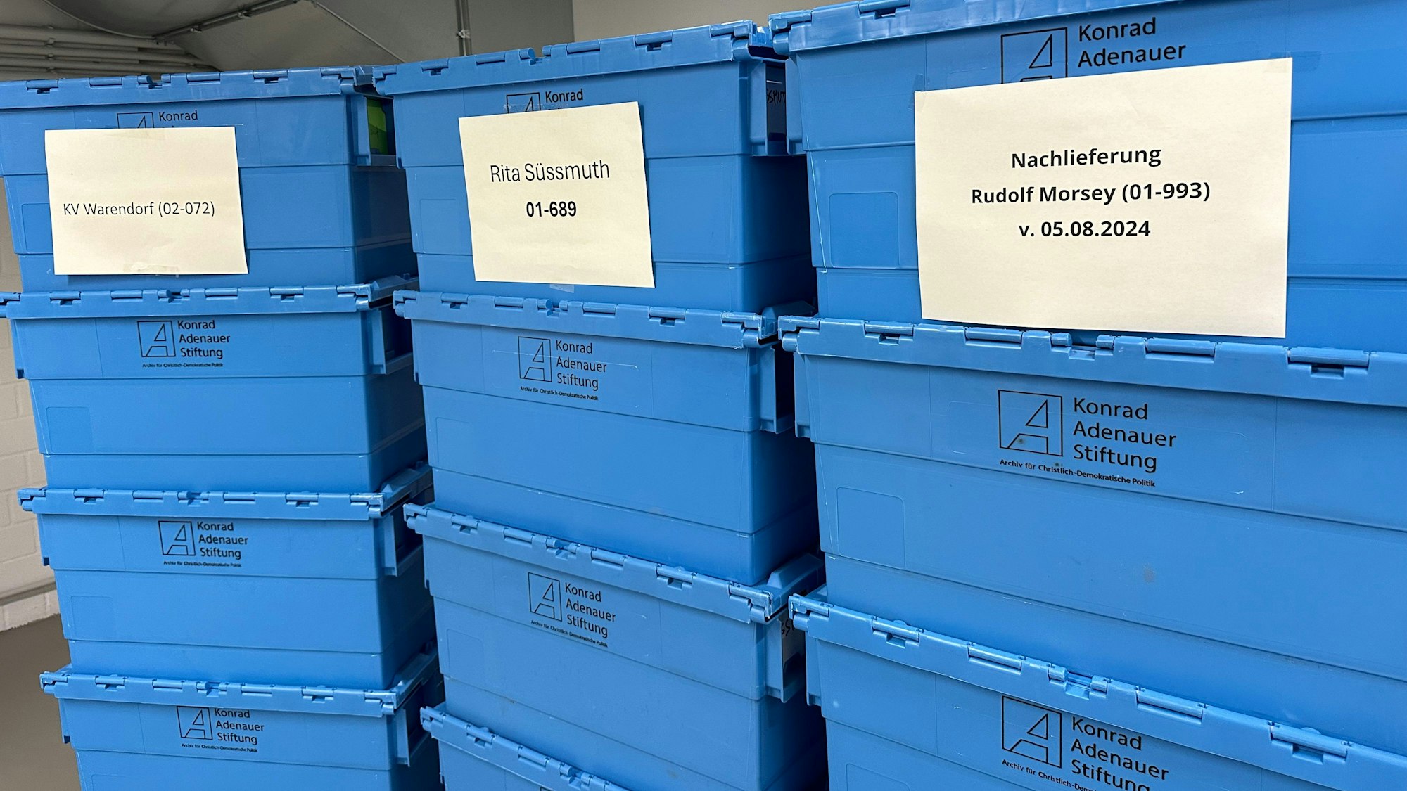 In blauen Kästen warten Dokumente auf die Archivierung.