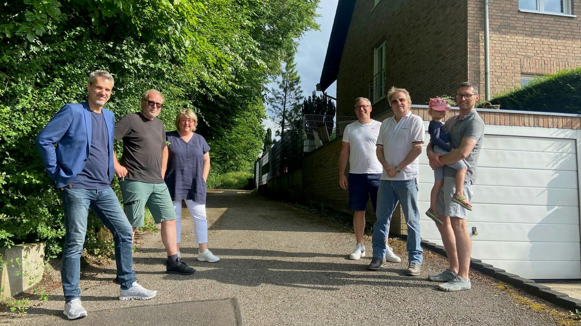 Auf dem Bild sind Anwohner einer Straße zu sehen, die gegen die Baupläne der Stadt sind.