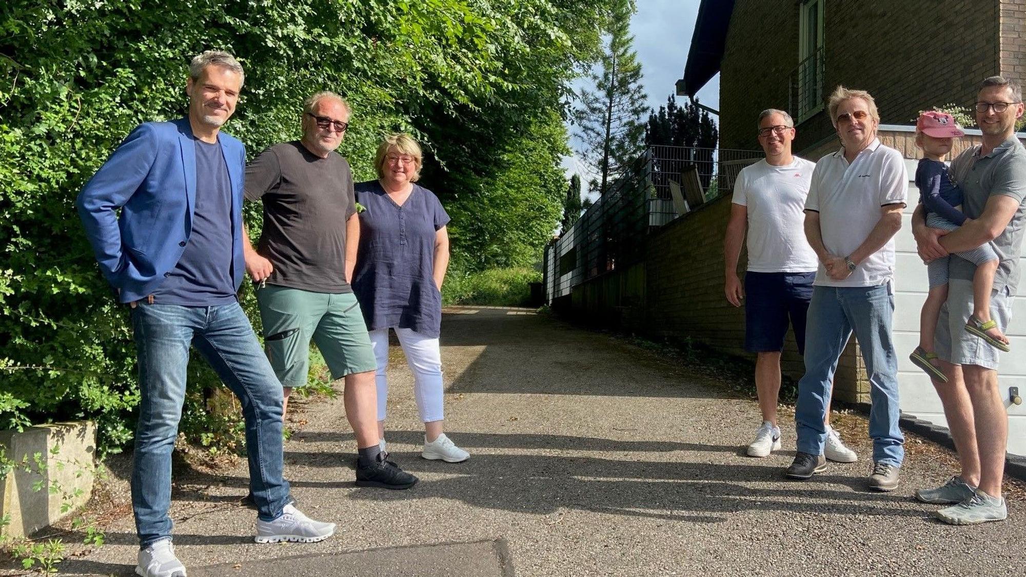 Auf dem Bild sind Anwohner an einer engen Stelle am Marienhofer Weg zu sehen.