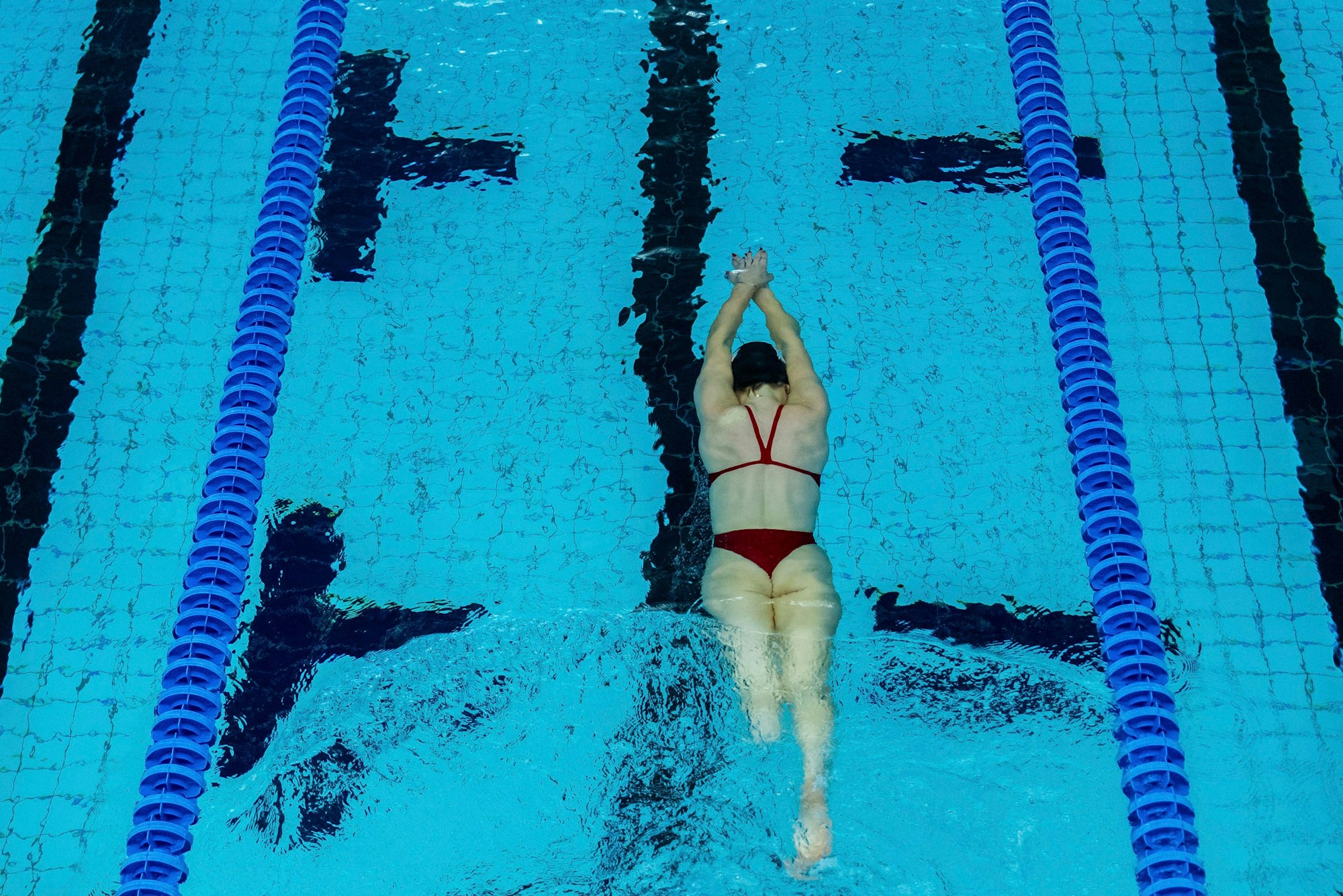 Schwimmerin Ali Truwit in Aktion