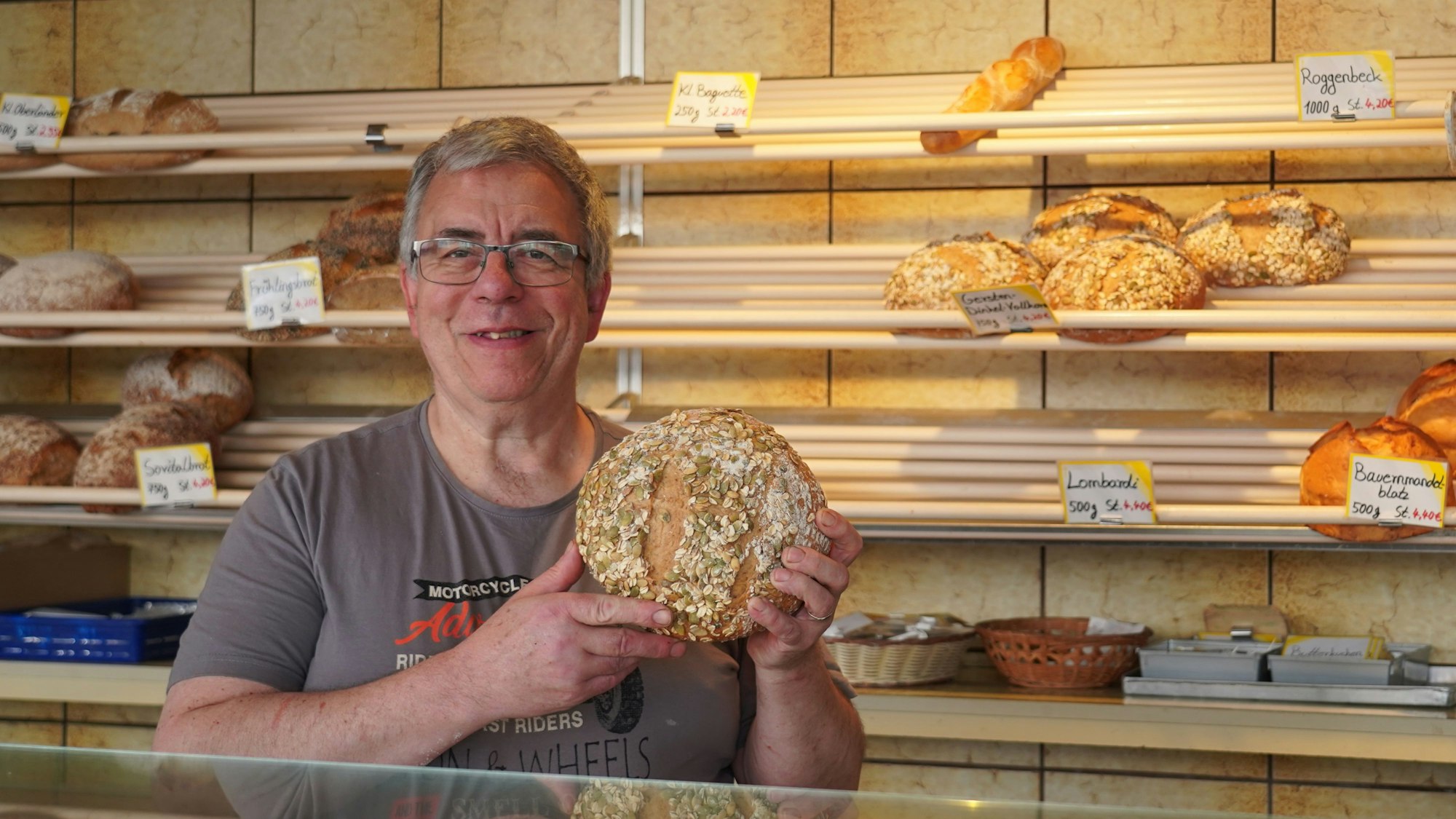 Heinz-Josef Probst steht im Verkaufsraum seiner Bäckerei.