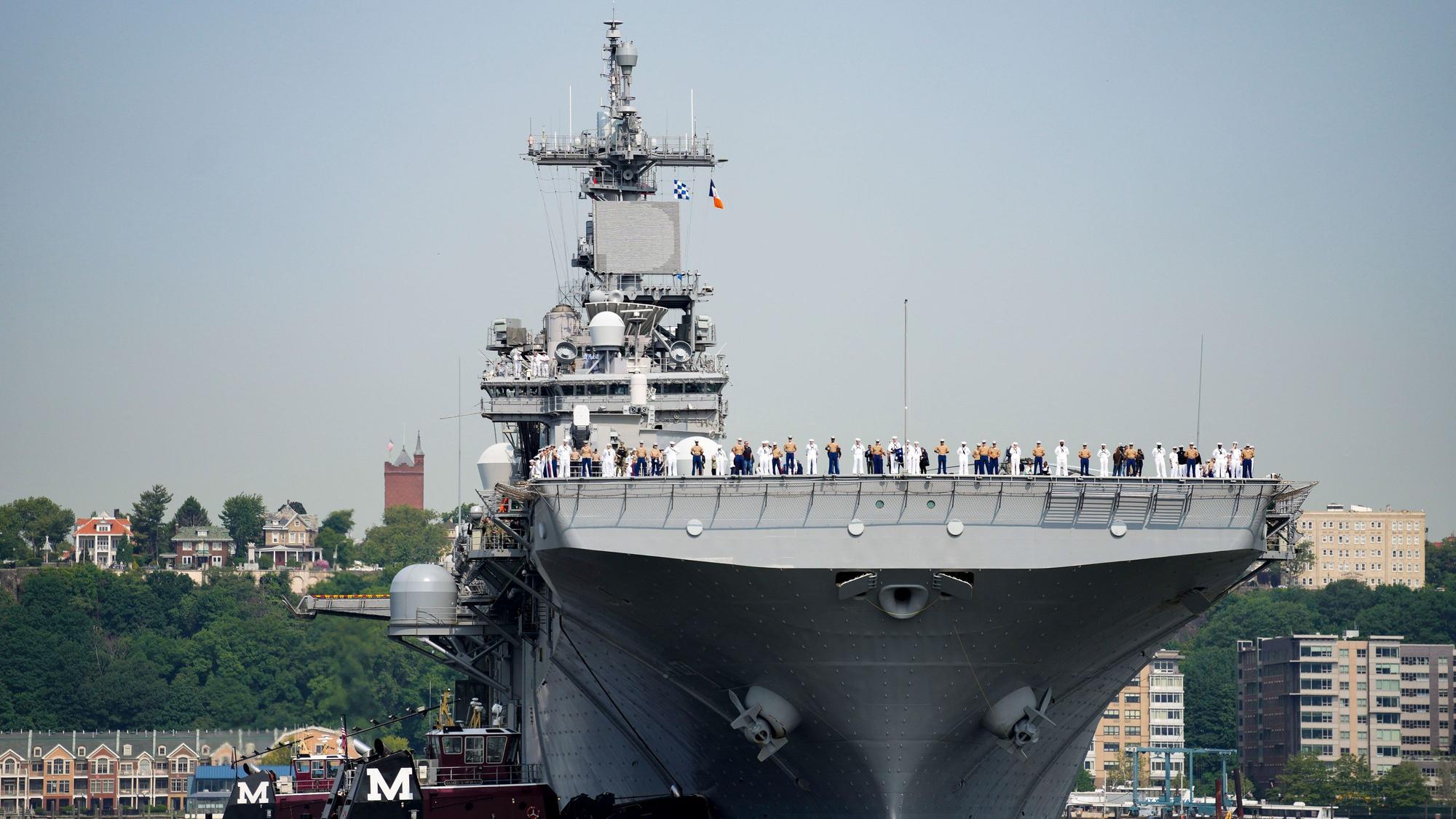 Matrosen und Militärangehörige treffen im Juni während der Flottenwoche auf dem amphibischen Angriffsschiff «USS Wasp» auf dem Hudson River ein.