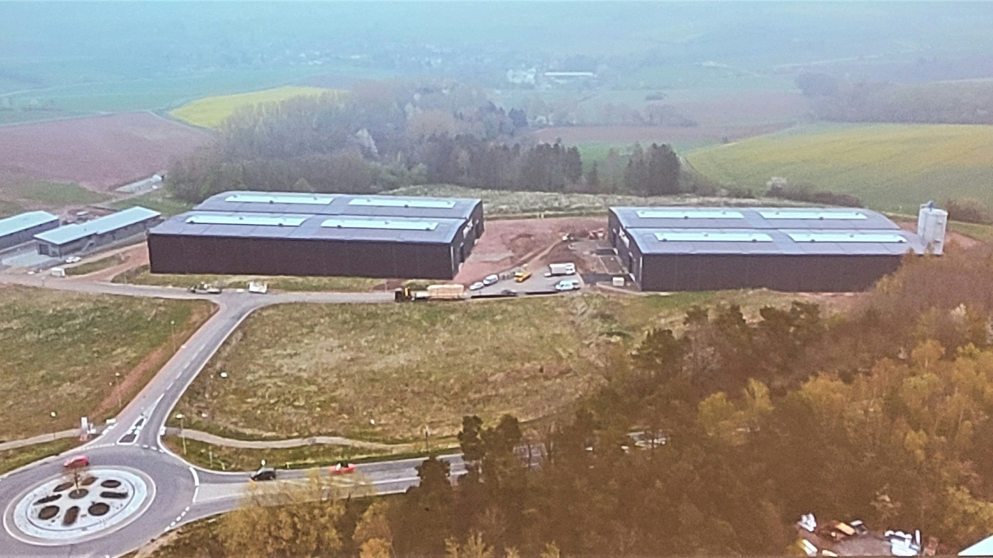 Die Visualisierung zeigt die beiden gleich großen Hallen und einen Kreisverkehr.