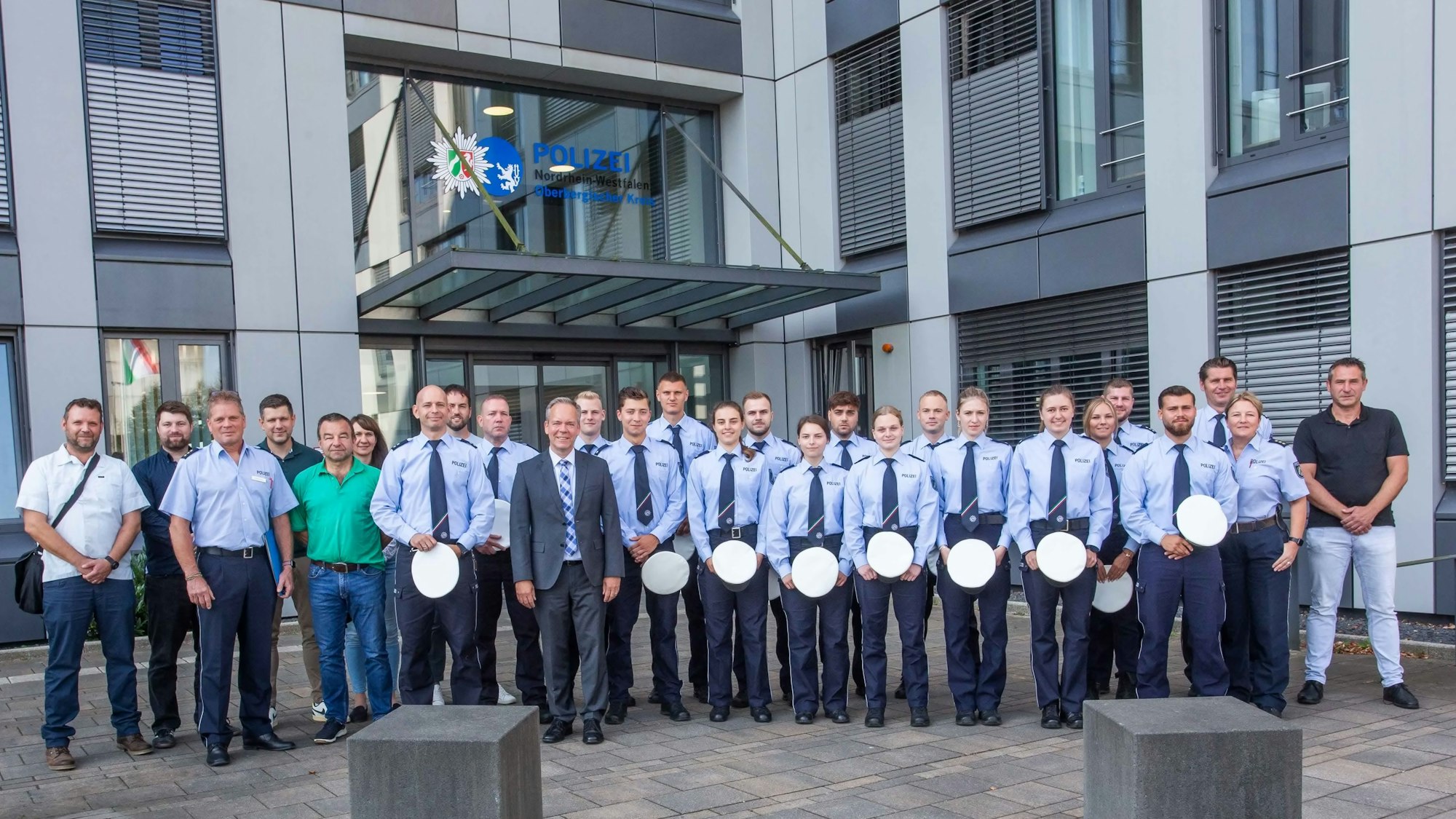 Die neuen Polizisten vor der Hauptwache in Gummersbach.