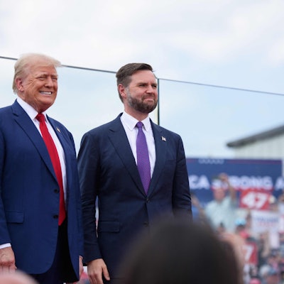 Der republikanische Präsidentschaftskandidat und ehemalige US-Präsident Donald Trump (links) posiert für Fotos mit dem republikanischen Vizepräsidentschaftskandidaten, J.D. Vance.