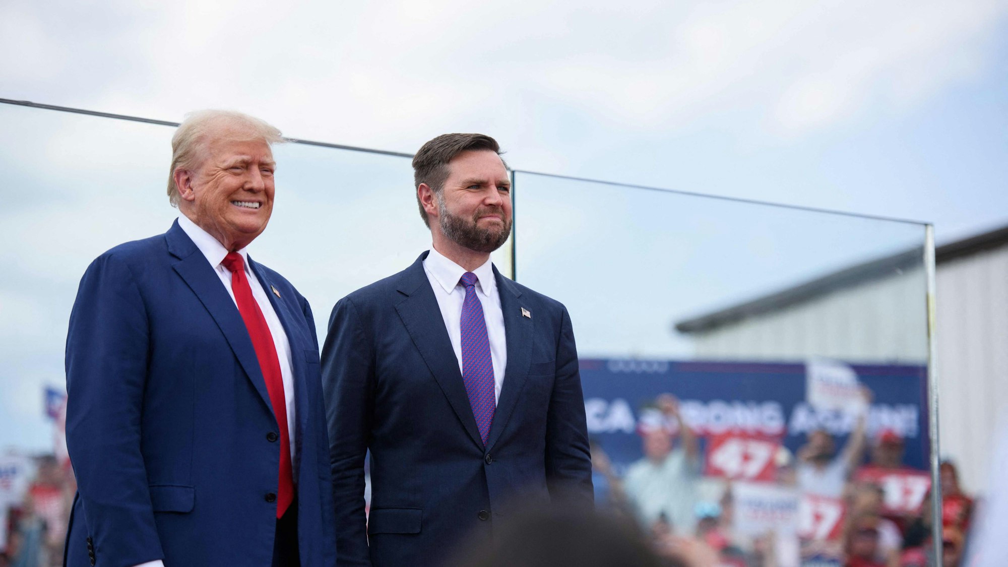 Donald Trump (l.) und J.D. Vance bei einem gemeinsamen Auftritt in North Carolina. Vance hat Trump bislang kein Glück gebracht