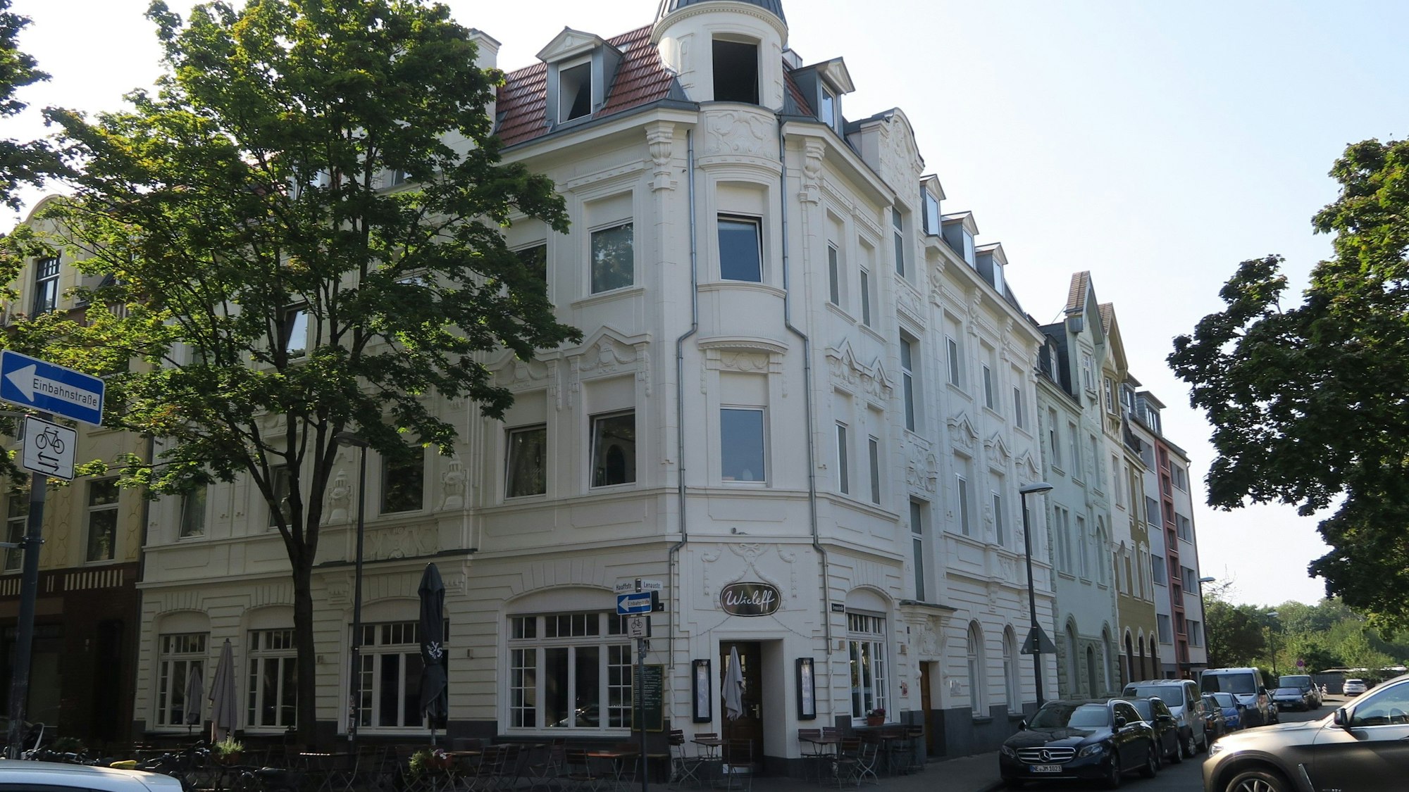 Das Jugendstilhaus an der Ecke Lenaustraße/Hauffstraße ist die erste Station des Neuehrenfelder Kulturpfads.