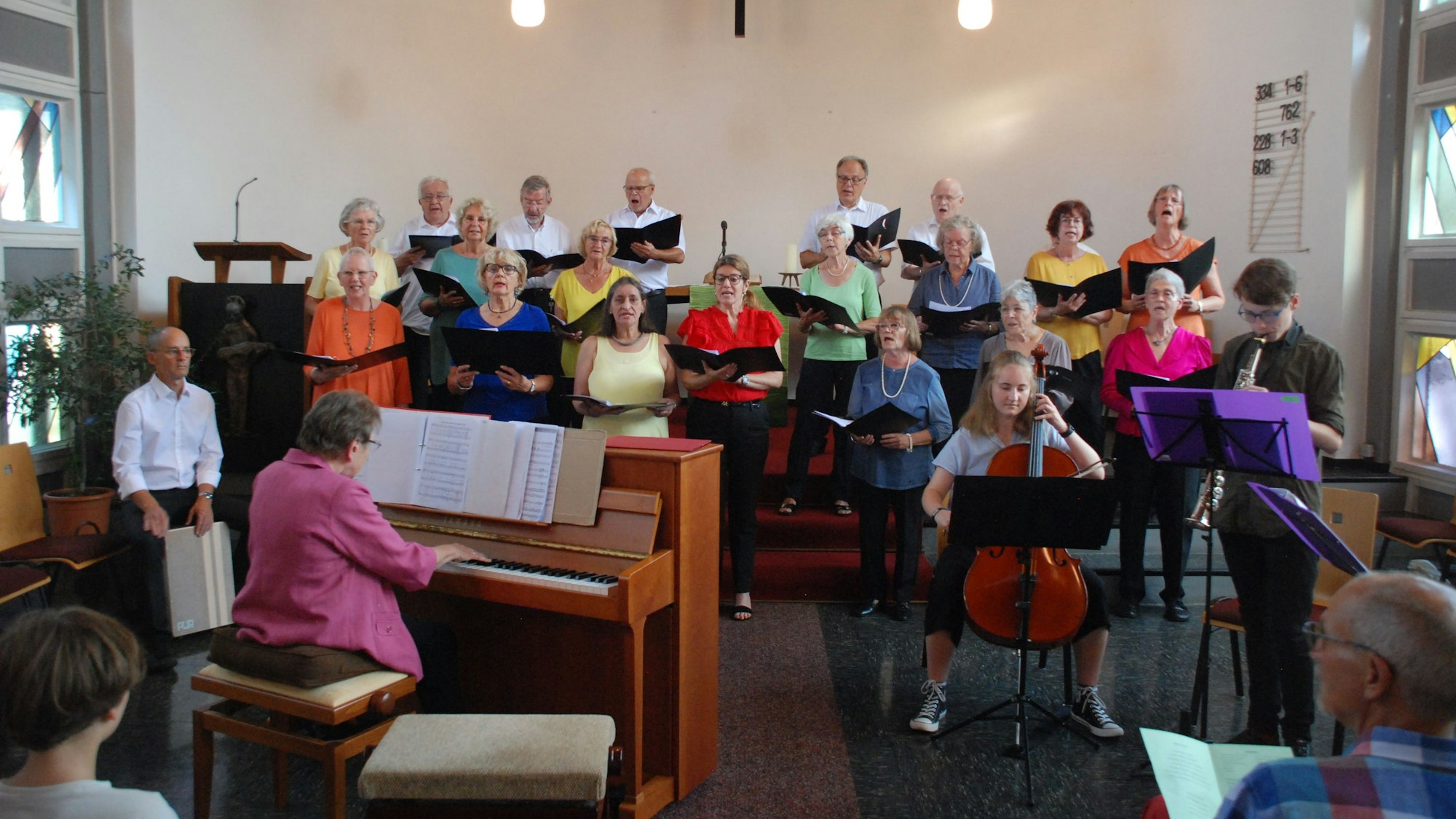 Der Chor und die Instrumentalisten während des Konzerts.