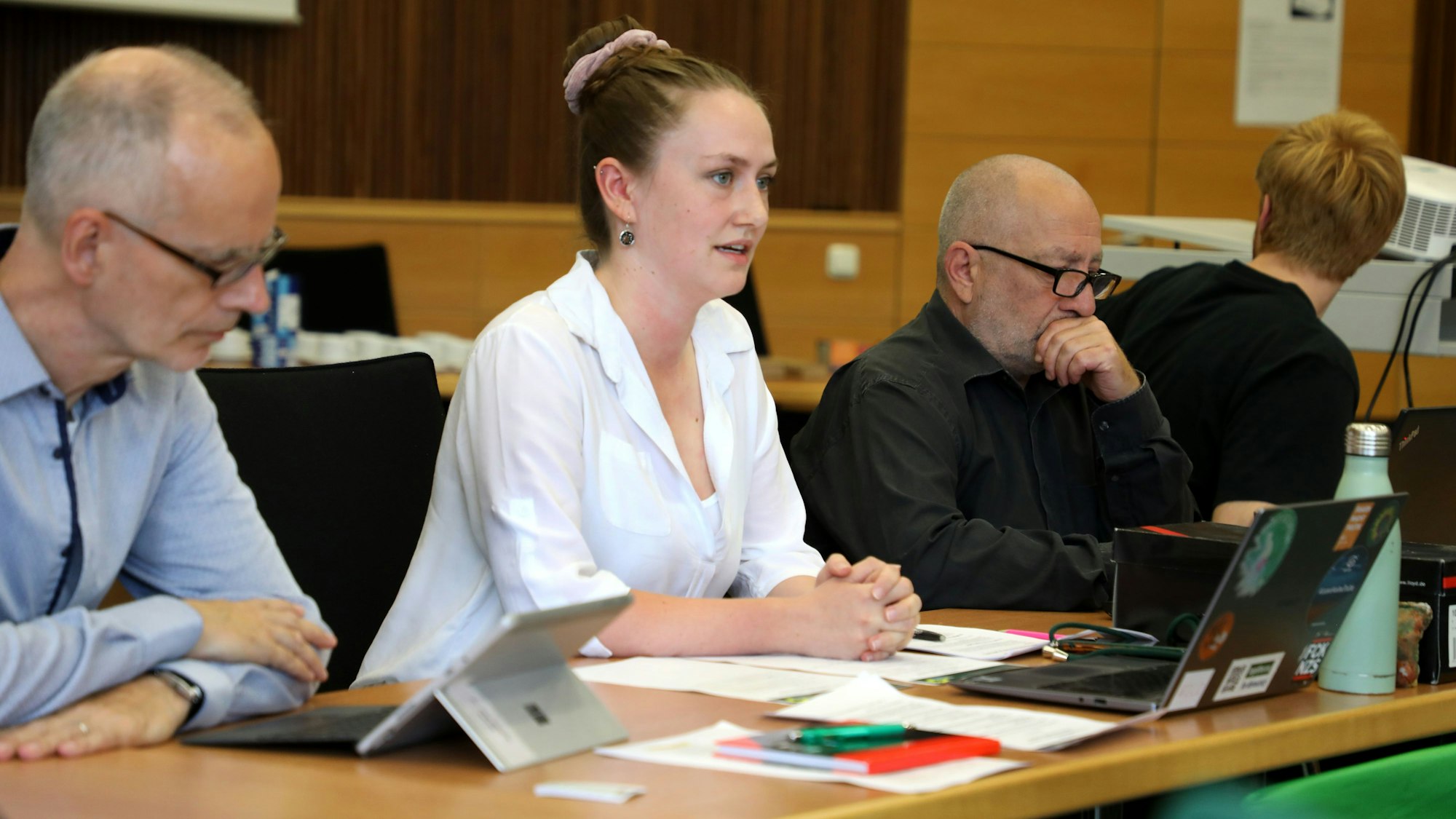 Stella Laufenberg, die die Kreispartei der Grünen zusammen mit Dr. Jörg Wagner als Vorstandssprecherin führt, leitet die Kreisversammlung der Grünen Rhein-Berg.